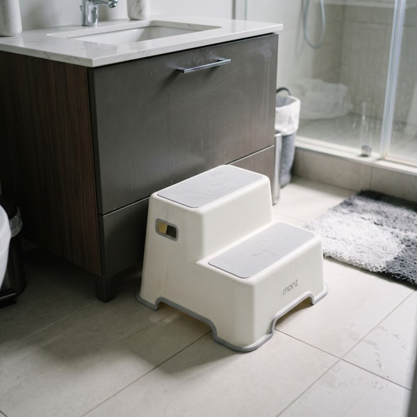 Scăriță de Baie pentru Copii cu 2 Trepte Moni Double Step, Antiderapantă, Deschideri Laterale, Max 50 kg, 12 luni+