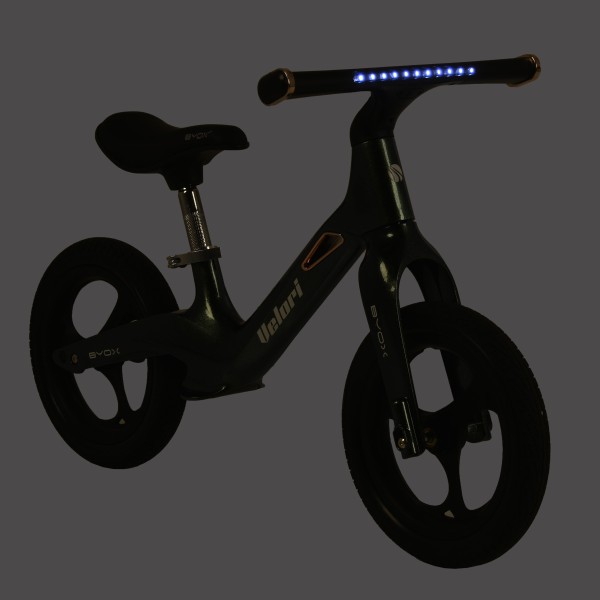 Bicicletă de echilibru cu vopsea perlată Byox Velori Sky Blue 2+ ani – cadru ușor din magneziu, șezut reglabil și lumini interactive