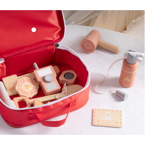 Set de joacă din lemn „Micul Pompier” Tooky Toy – joc de rol educativ cu stingător, topor, megafon și lopată – 3 ani+
