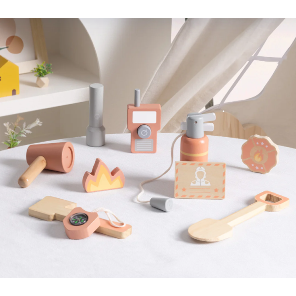 Set de joacă din lemn „Micul Pompier” Tooky Toy – joc de rol educativ cu stingător, topor, megafon și lopată – 3 ani+