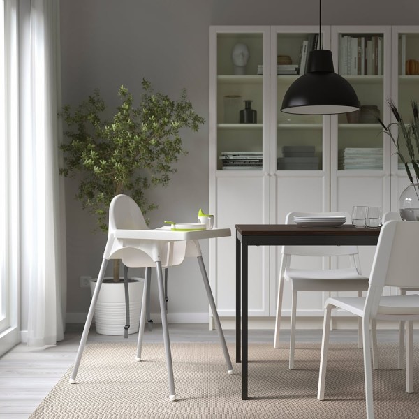 Scaun înalt pentru bebeluși pliabil până la 3 ani Linda Alb Gri – cu centură de siguranță, margine anti-scurgere și design compact
