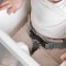 Scaun înalt pentru bebeluși pliabil până la 3 ani Linda Pure White – cu centură de siguranță, margine anti-scurgere și design compact