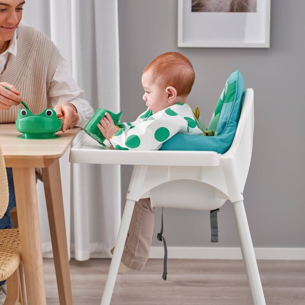 Scaun înalt pentru bebeluși pliabil până la 3 ani Linda Pure White – cu centură de siguranță, margine anti-scurgere și design compact