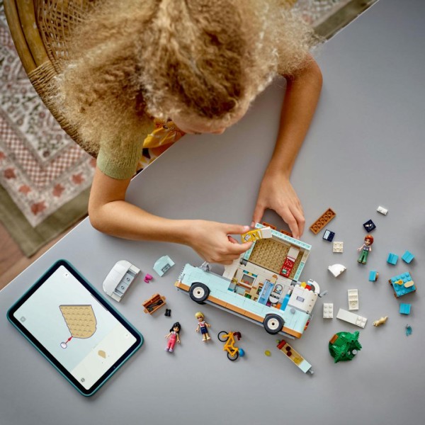 AVENTURA IN RULOTA CU PRIETENII, LEGO42663